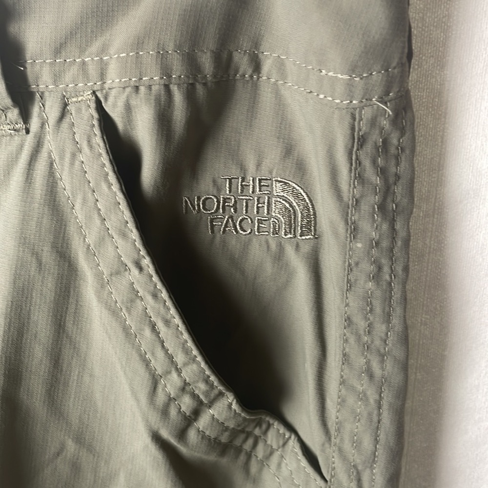 The north face bermuda shorts size 6 - Picture 3 of 9